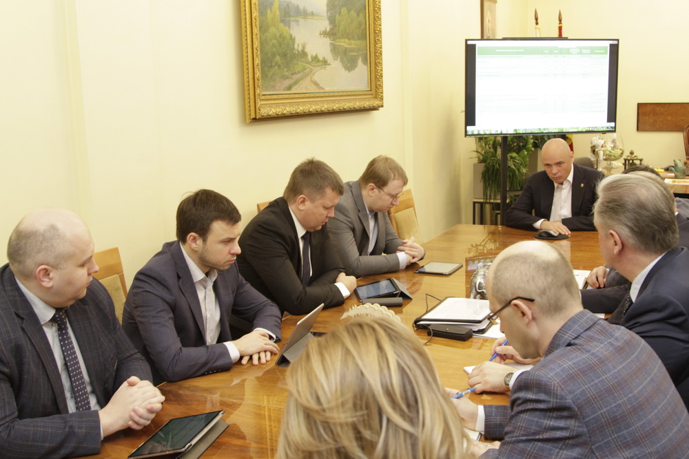 Игорь Артамонов взял под личный контроль процесс повышения зарплат бюджетников Игорь Артамонов взял под личный контроль процесс повышения зарплат бюджетников
